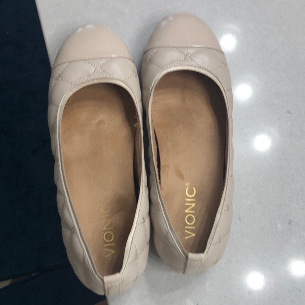 Vionic nude colored size 6 ballet shoes. Like new